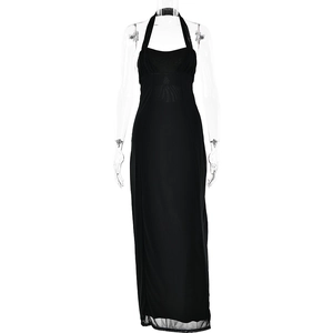 Robe longue noire élégante à licou avec empiècements en résille transparente et dos nu