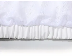 Detail van witte mesh jas zoom met elastische geribbelde manchet en fijne stiksels