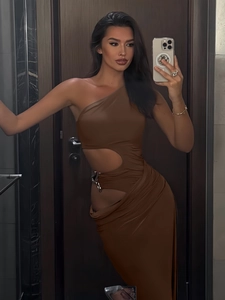 Robe marron asymétrique avec découpe à la taille, boucle argentée et plis élégants