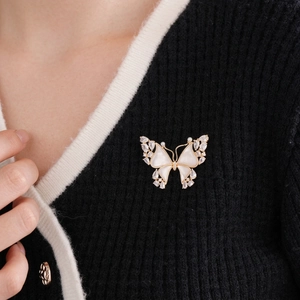 Exquisite 18k gold plated butterfly brooch with mother of pearl and zircon inlays on knitwear