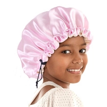 Detail der rosa Satin-Schlafmütze für Kinder mit verstellbarem Kordelzug für den Haarschutz