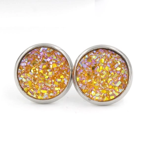 Détail de boucles d'oreilles 12mm en résine avec druzy doré et base en acier titane