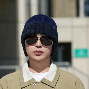 Bonnet en maille bleu marine pour homme avec protection d'oreilles et doublure polaire
