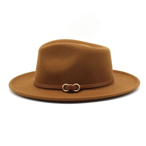 Détail d'un chapeau fedora en laine caramel avec ruban en cuir et boucle en métal doré