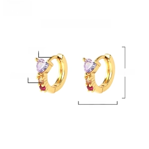Détail de boucles d'oreilles cœur en laiton avec zircon violet et plaqué or