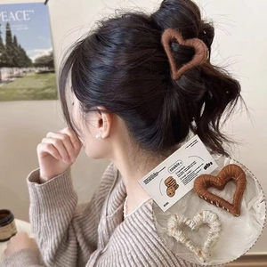 Plush heart hair claw clips in brown and beige knit texture for autumn hairstyles