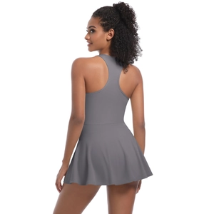 Robe de tennis de golf gris foncé avec dos nageur et ourlet plissé évasé