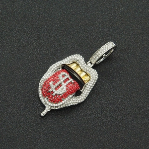 Détail du pendentif hip hop en forme de lèvres et langue avec symbole dollar et strass