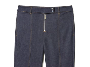 Détails d'un jean bleu foncé avec fermeture éclair métallique et coutures à la taille