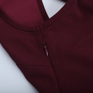 Gros plan de la robe sans manches bordeaux avec fermeture éclair invisible et col arrondi