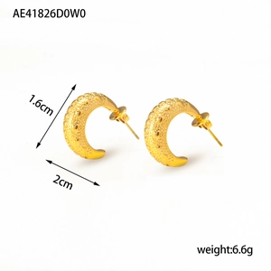 Golden C-shaped stainless steel stud earrings with embossed heart patterns on mesh grid