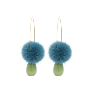 Orecchini pendenti dorati con pompon blu e goccia verde su sfondo bianco professionale