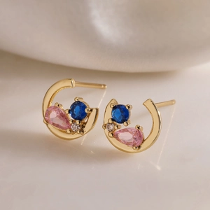 Feine 18K vergoldete Kupferohrringe mit rosa und blauen Zirkonia-Edelsteinen