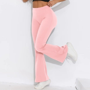 Detailaufnahme der V-Taille und des Push-up-Effekts der rosa Schlag-Yogahose