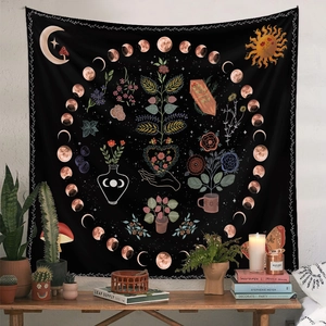 Detailansicht eines schwarzen Boho-Wandteppichs mit Mondphasen und floralen Mustern