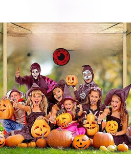 Escena exterior con pancarta Happy Halloween de tela no tejida y ojos decorativos