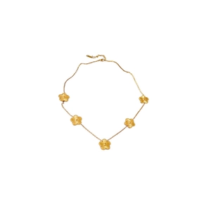 Collier élégant en acier titane doré avec cinq charmes de fleurs mates sur fond blanc