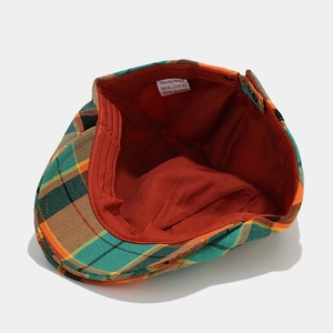 Klassische britische Karo-Baskenmütze mit buntem Tartan-Muster und rotem Innenfutter