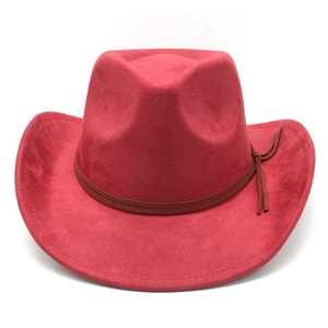 Détail d'un chapeau de cowboy rouge en similicuir avec cordon brun et pompon
