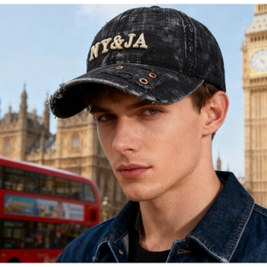 Gros plan sur une casquette vintage en coton noir avec broderie 3D et détails délavés