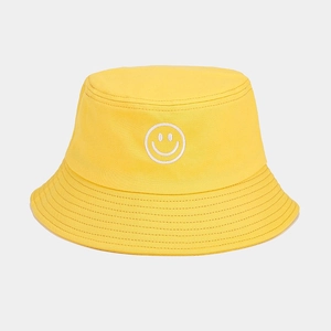 Détail du chapeau bob en coton jaune avec broderie sourire blanc et bord surpiqué robuste