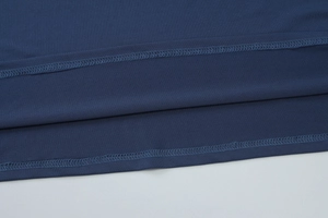 Detail der doppelten Saumnaht am dunkelblauen Strickkleid für Damenmode