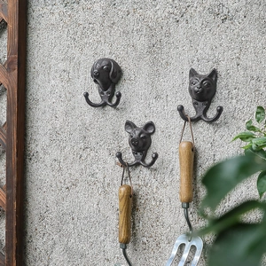 Set aus drei Vintage-Wandhaken aus Gusseisen mit Tierkopf-Design und antikem Finish