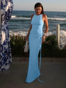 Elegante abito lungo senza maniche azzurro con cintura annodata per le vacanze