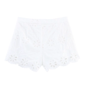 Weiße französische Shorts mit floraler Hohlstickerei und Spitze auf weißem Hintergrund
