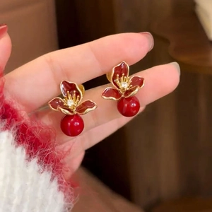 Boucles d'oreilles fleurs rouges et perles avec bords dorés au design vintage chic