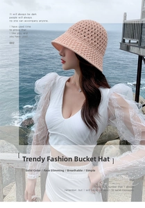 Gros plan sur la texture en maille crochetée respirante du chapeau cloche orange abricot