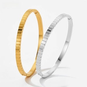 Détails des bracelets joncs texturés en or et argent avec fermoir à charnière