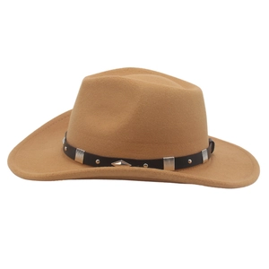 Λεπτομέρεια από καμήλα μάλλινο καπέλο cowboy με δερμάτινη ζώνη και μεταλλικά τρουκς