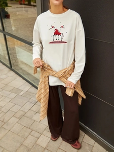 T-shirt blanc oversize en coton à manches longues avec imprimé artistique de cheval