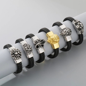 Vue détaillée de bracelets en cuir tressé avec breloques en métal lion, crâne et cobra