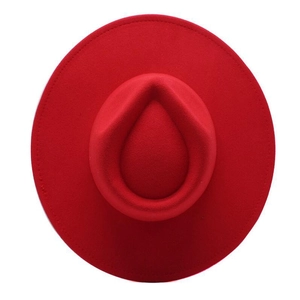 Vista dall'alto di un classico cappello fedora in feltro rosso con corona a goccia