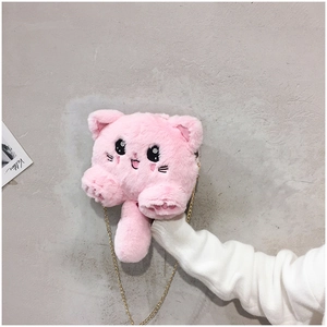 Détail d'un sac chat en peluche rose avec bandoulière dorée et broderie mignonne