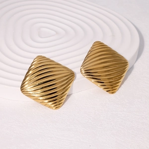 Orecchini a perno quadrati in acciaio inossidabile placcato oro 18K con texture