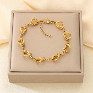 Détail du bracelet à nœuds plaqué or 18 carats avec fermoir mousqueton et chaînette réglable
