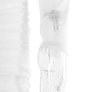 Détail rapproché du tissu en maille blanche montrant des plis élégants et voilage