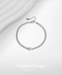 Close-up of S925 sterling silver Cuban chain bracelet featuring a heart-shaped zircon