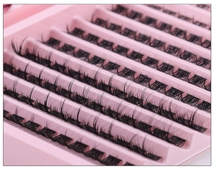 Détail de grappes de cils individuels dans un plateau rose pour extensions DIY