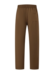 Detailansicht dunkelbraune Hose mit elastischem Kordelzugbund und einer Gesäßtasche