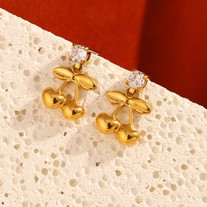 Détail de boucle d'oreille cerise en acier plaqué or 18K avec zircon transparent