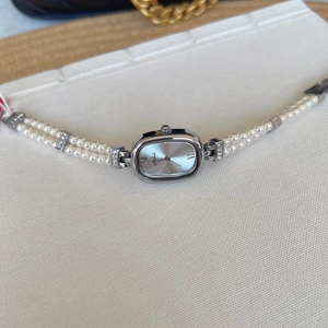 Elegante silberne Oval-Uhr mit zweireihigem Perlenarmband und römischen Ziffern