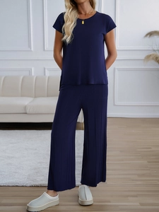 Dunkelblaues zweiteiliges Strickset mit Kurzarm-Oberteil und weiter Rippenstrickhose für Damen
