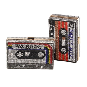 Pochette de soirée rétro en forme de cassette avec cristaux et design 80's Rock