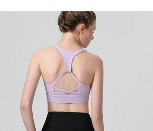 Détail des bretelles croisées au dos et de l'ourlet sans couture sur le soutien-gorge lilas