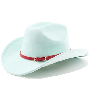 Detail eines mintgrünen Wollfilz-Cowboyhutes mit rotem Lederband und goldener Schnalle