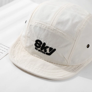 Witte ademende baby zonnehoed met SKY SO GOOD borduurwerk voor in de zomer